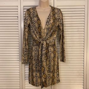 Cobra print V-beck dress with tie in front